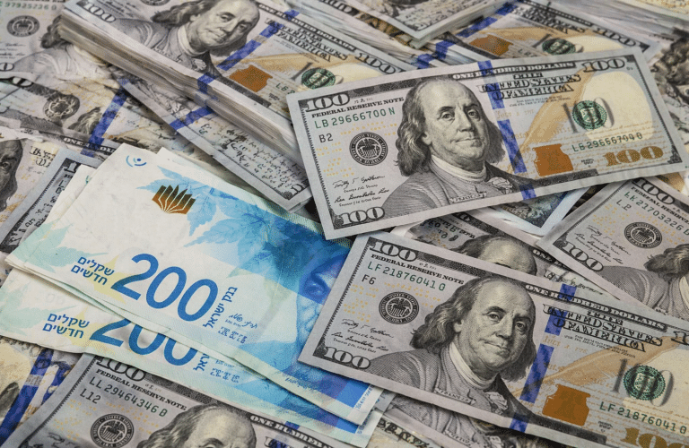 SKN | משוואת הדולר והשקל: פרמיית סיכון גיאופוליטית אל מול פערי אינפלציה