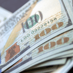 SKN | מדד הדולר האמריקאי שומר על יציבות כאשר התנודתיות גוברת — הביקוש לנכסי מקלט חוזר למוקד