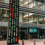 SKN | יום חמישי, 16 באפריל 2026 – שוק המניות בישראל יורד בחדות כאשר גל מכירות רחב פוגע במדדי תל אביב