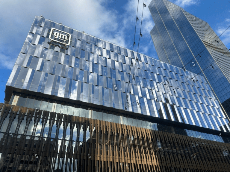 SKN | GM מכה את תחזיות הרווח ומעלה תחזית לאחר פסיקת בית המשפט שמפחיתה לחצי מכסים