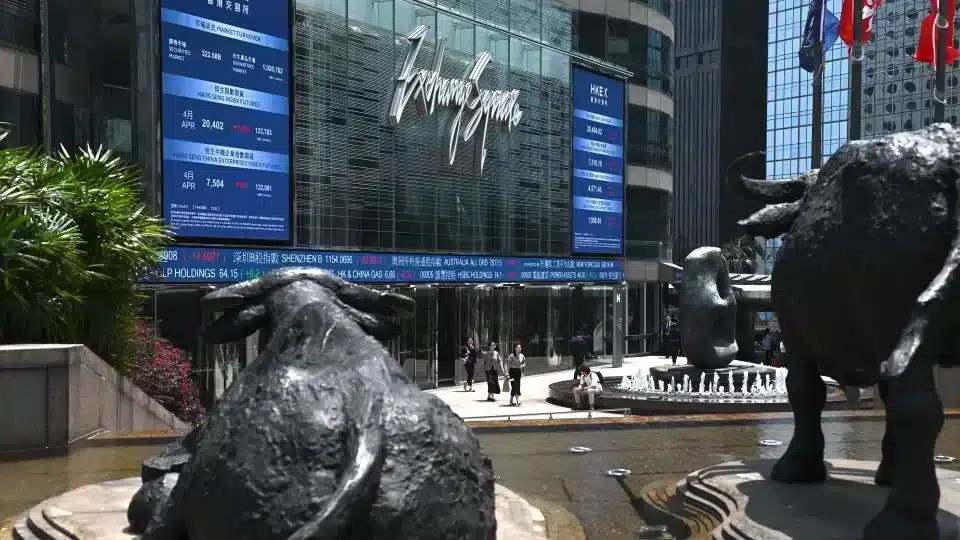 SKN | כיצד מדד האנג סנג (^HSI) השיג עלייה שבועית של 1.03% למרות תנודתיות בסוף השבוע?