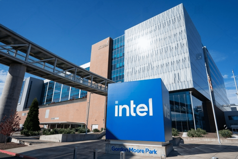 SKN | מניית Intel (INTC) מזנקת לאחר שינוי אסטרטגי — האם המפנה מתחיל לצבור אמינות?