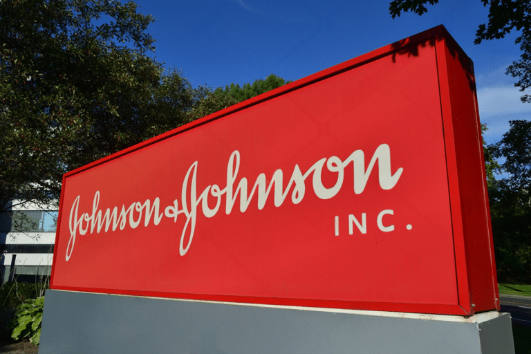SKN | המהלך האסטרטגי של ג’ונסון אנד ג’ונסון בהיקף 100 מיליארד דולר—האם מלכת הדיבידנדים יכולה להגדיר מחדש צמיחה ב-2026?