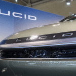 SKN | מניית Lucid צונחת בחדות בשנה האחרונה: אתגרים מבניים או הזדמנות לאיפוס?