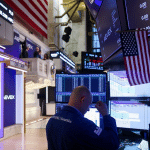 SKN | השווקים בארה”ב נפתחים במגמה מעורבת כאשר התנודתיות עולה ומניות קטנות מובילות