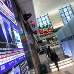 SKN | שווקי ארה”ב נפתחים במגמה מעורבת כאשר התנודתיות עולה וסנטימנט הסיכון נחלש