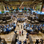 SKN | שווקי ארה”ב נפתחים במגמה מעורבת כאשר הדולר נחלש ומניות קטנות מפגרות ב-09 באפריל