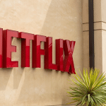 SKN | ירידה במניית Netflix מעלה שאלות: הזדמנות או אות אזהרה למשקיעים?