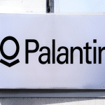 SKN | התנודתיות ב-Palantir מתגברת—תמיכה פוליטית מתנגשת עם ספקנות המשקיעים