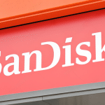 SKN | מדוע מניית SanDisk ירדה—חולשה מחזורית או שינוי עמוק יותר בשוק הזיכרון?