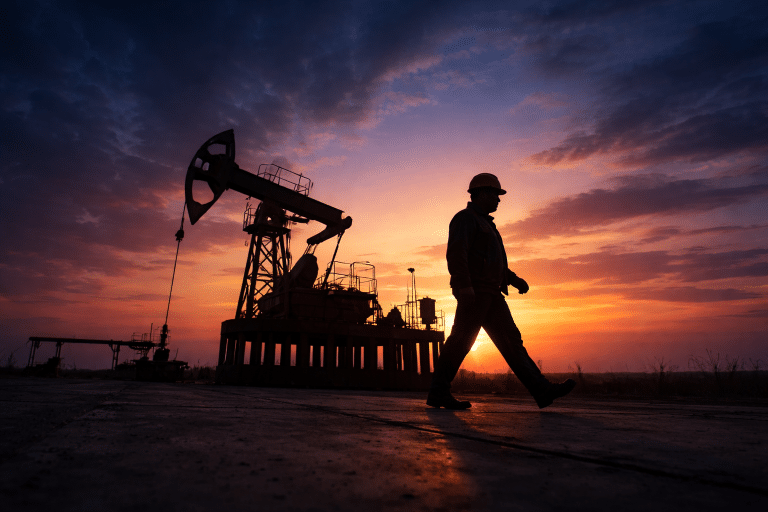 SKN | הנפט מתנדנד סביב 110 דולר כאשר שיחות הפסקת אש מתנגשות עם האולטימטום של טראמפ—האם התנודתיות היא הנורמה החדשה?