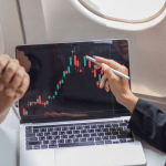 SKN | מדד FTSE 100 יורד ב-2.70% לשבוע ל-10,379: מה עומד מאחורי הקונסולידציה בשוק הבריטי?