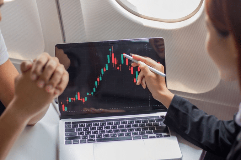 SKN | מדד FTSE 100 יורד ב-2.70% לשבוע ל-10,379: מה עומד מאחורי הקונסולידציה בשוק הבריטי?