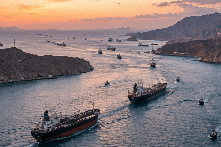 SKN | מצר הורמוז במוקד: טראמפ קורא לאחריות גלובלית כאשר סיכוני האנרגיה מתמחרים מחדש את השווקים