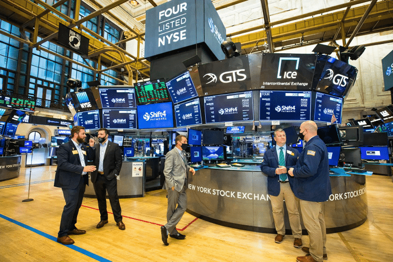 SKN | השווקים עולים ב-6 באפריל 2026 כאשר הטכנולוגיה מובילה את העליות למרות עלייה קלה בתנודתיות