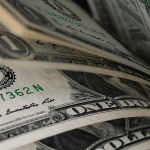 SKN | מדד הדולר האמריקאי עולה מעט ב-28 באפריל כאשר השווקים שוקלים איתותי מדיניות וביקוש גלובלי