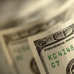 SKN | הדולר מאבד את מעמדו כמקלט בטוח: האם מתרחש שינוי מבני בשווקי המטבע הגלובליים?