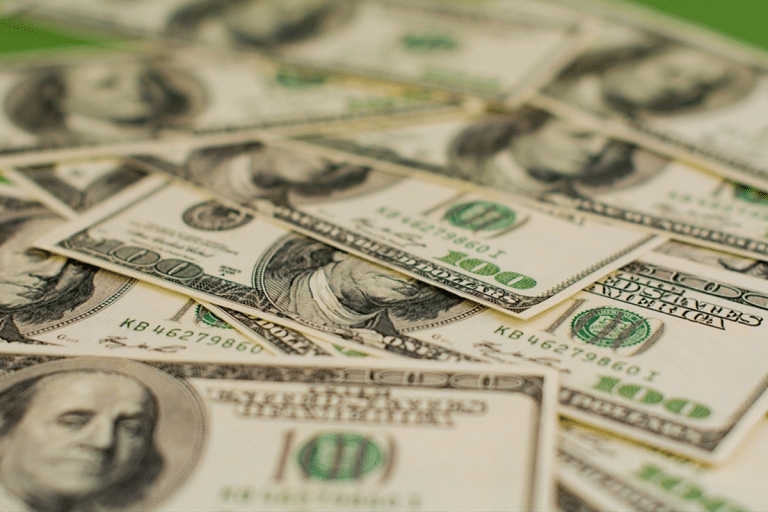 SKN | הדולר האמריקאי נותר סמוך לשפל כאשר השוק שוקל את תחזית המדיניות ב-15 באפריל