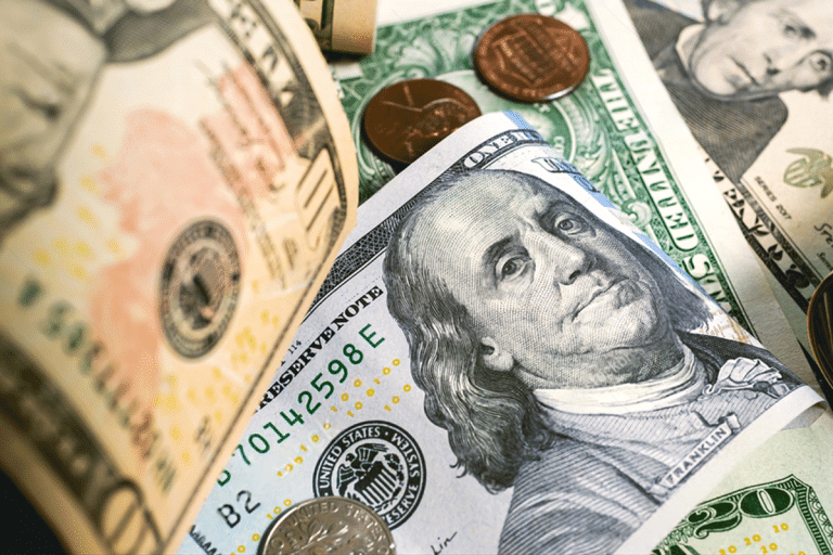 SKN | הדולר האמריקאי נשאר יציב ליד רמות מפתח—האם פריצה או היפוך הם הבאים לשווקים הגלובליים?