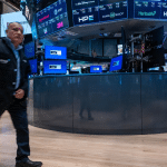 SKN | שווקי ארה”ב נחלשים כאשר חולשה בטכנולוגיה וזינוק בתנודתיות מאותתים על תמחור מחדש של סיכונים