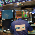 SKN | שווקי ארה״ב מציגים מומנטום מעורב כאשר הדולר נחלש והתנודתיות נרגעת