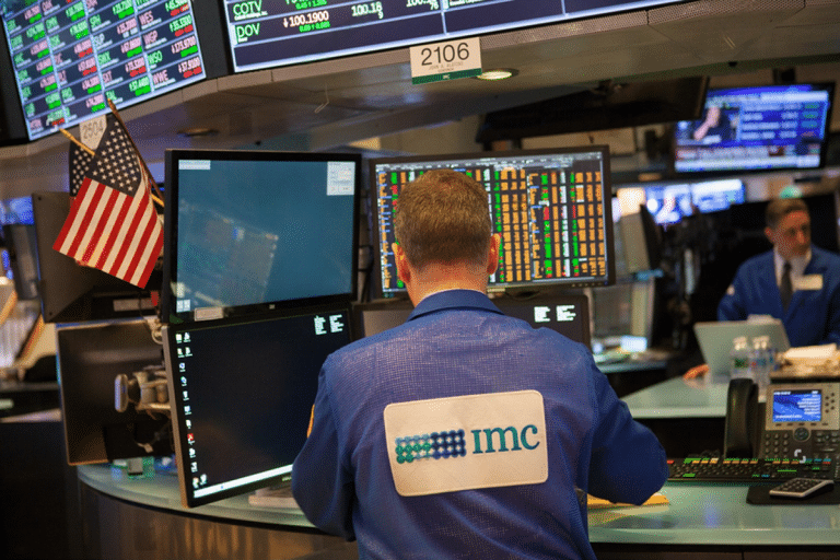 SKN | שווקי ארה״ב מציגים מומנטום מעורב כאשר הדולר נחלש והתנודתיות נרגעת