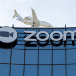 SKN | מניית Zoom (ZM) תחת לחץ: 3 אתגרים מבניים ואלטרנטיבה חזקה יותר מתהווה