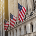 SKN | האם השווקים נערכים לזעזוע רווחים של 800 מיליארד דולר כאשר האופציות מאותתות על עלייה בתנודתיות?