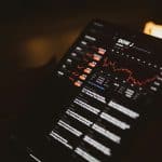 SKN | מדד הדאו ג’ונס חוצה את רמת 49,400: מה מניע את הפריצה במניות הבלו-צ’יפ?