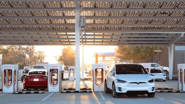 SKN | האם טסלה ניצבת בפני האטה מבנית כאשר המסירות מאכזבות והימורי הצמיחה נדחים קדימה?