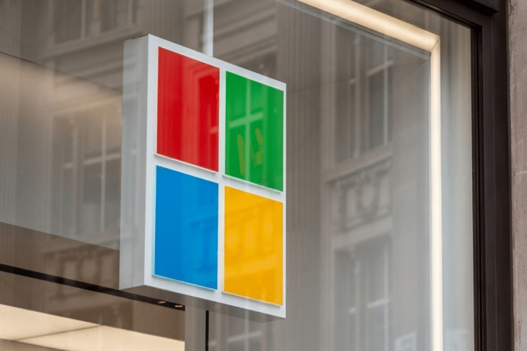 SKN | תוצאות Microsoft עקפו את התחזיות כאשר הכנסות ה-AI מזנקות—האם צמיחה של 123% מגדירה מחדש את תמחור ענקיות הטכנולוגיה?