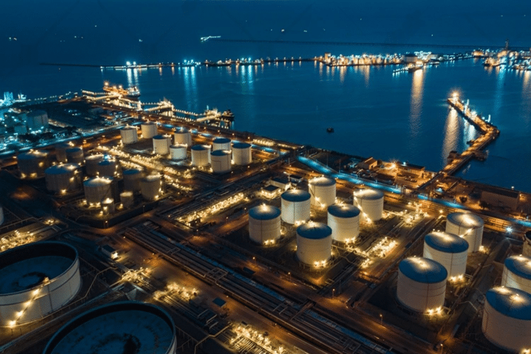 SKN | מחירי הנפט מזנקים על רקע החרפת העימות בין ארה״ב לאיראן: השווקים מתמודדים עם פרמיית סיכון גיאופוליטית