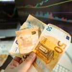 SKN | מדד מטבע האירו חווה תיקון חד: מה מניע את ההיפוך באמצע השבוע?