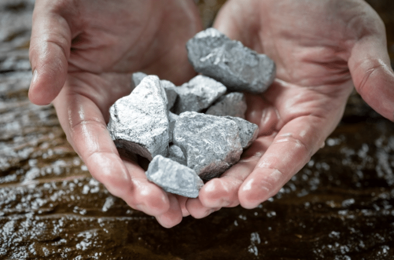 SKN | חוזי פלטינה COMEX מתאוששים לרמת 2,030: האם המתכת התעשייתית מתבססת על קרקע יציבה?