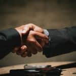 SKN | שיחות הפסקת אש בין ארה”ב לאיראן מתגבשות על רקע הסלמה — האם הדיפלומטיה יכולה לאזן את סיכוני השוק?