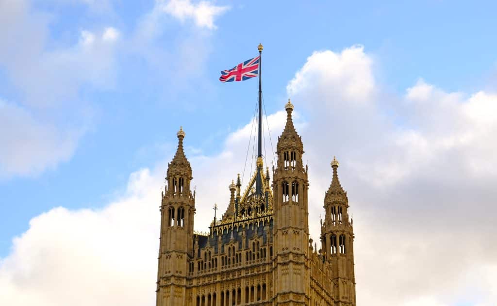 SKN | האם סירובה של בריטניה להצטרף לחסימת הורמוז יעמיק את הפילוגים הגלובליים וישנה את שווקי האנרגיה?