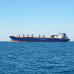 SKN | תנועת כלי השיט במצר הורמוז מזנקת למרות העימות: חוסן או סיכון גובר בזרימות האנרגיה הגלובליות?