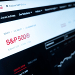 SKN | מדד S&P 500 מזנק מעל 7,200 לשיאים חדשים: האם המומנטום הרחב יימשך בראלי הגלובלי?