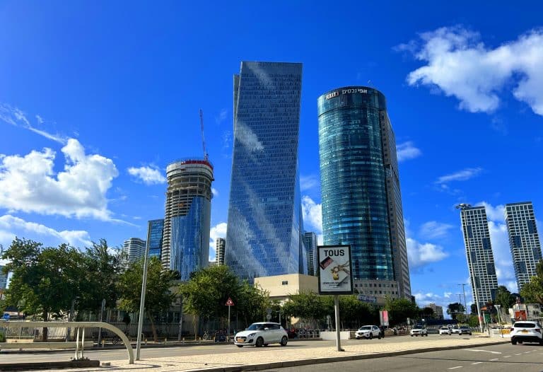 SKN | הבורסה בתל אביב עולה באופן רוחבי כאשר מדד ת”א-125 מטפס כמעט 1% על רקע מומנטום חיובי במניות