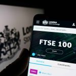 SKN | הנסיגה השבועית של מדד FTSE 100 משקפת מאבק בין הקצאת הון מחודשת לבין שחיקת פרמיות הצמיחה