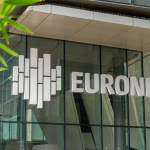 SKN | היחלשות סוף השבוע במדד Euronext 100 חושפת פערים מתרחבים בין מסלולי המדיניות באירופה ובארה”ב