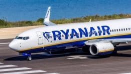 SKN | רווחי Ryanair ירדו בעקבות עלויות דלק גבוהות והוזלת מחירי הכרטיסים, למרות המשך הצמיחה במספר הנוסעים