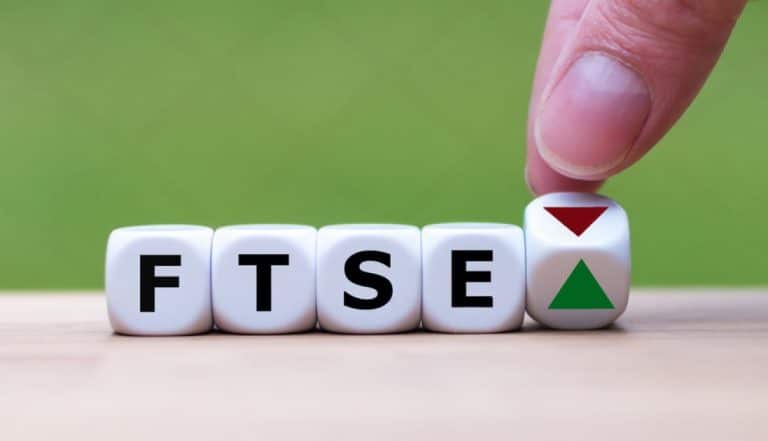 SKN | מדד FTSE 100 נסוג לאחר לחץ מכירות בסוף השבוע, והמומנטום נחלש סמוך לשיאים