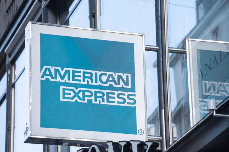 SKN | American Express מעלה את תחזית הרווח תוך קיצוץ של 3,500 משרות