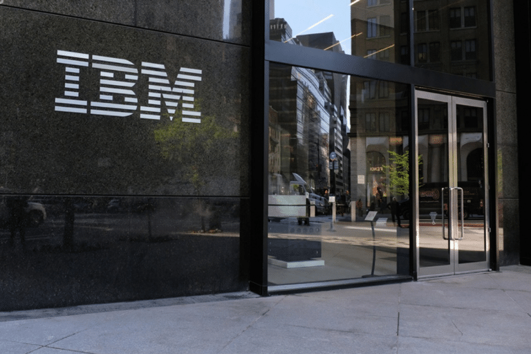 SKN | מניית IBM צונחת כאשר אנליסטים מטילים ספק ביכולת לשמר את ההתאוששות בעסקי התוכנה