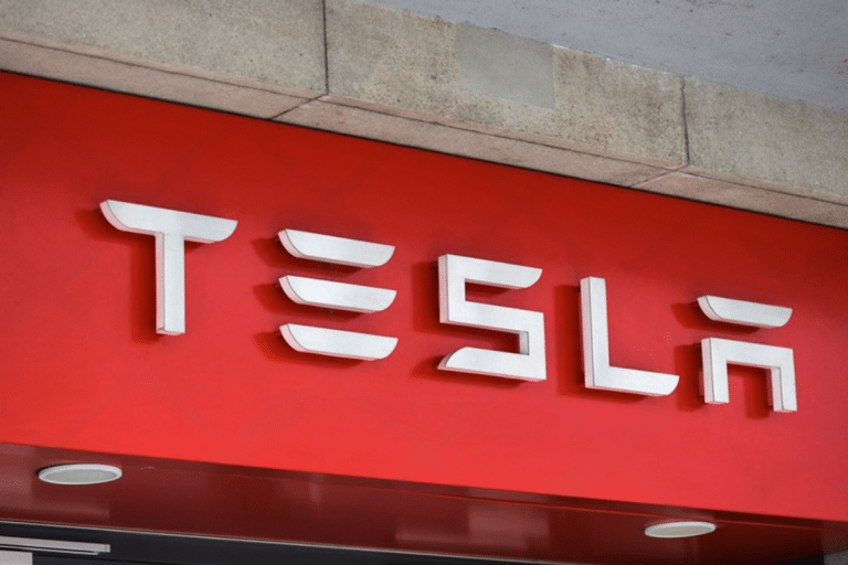 SKN | מניית Tesla יורדת בעקבות קיצוץ בהוצאות ההון, המעורר שאלות בנוגע לשאיפות ה-AI והרובוטיקה של מאסק