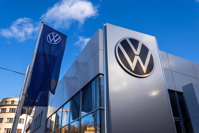 SKN | עובדי Volkswagen מאיימים בשביתה על רקע החרפת סכסוך השכר ולחץ גובר במסגרת תוכנית ההתייעלות
