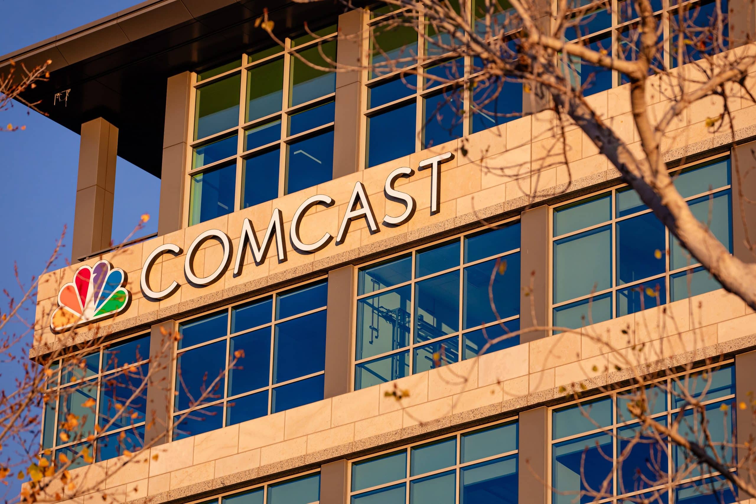 Comcast | SKN נערכת לקיצוצי משרות ולחיוב ארגון מחדש של יותר ממיליארד דולר על רקע העמקת אובדן מנויי האינטרנט